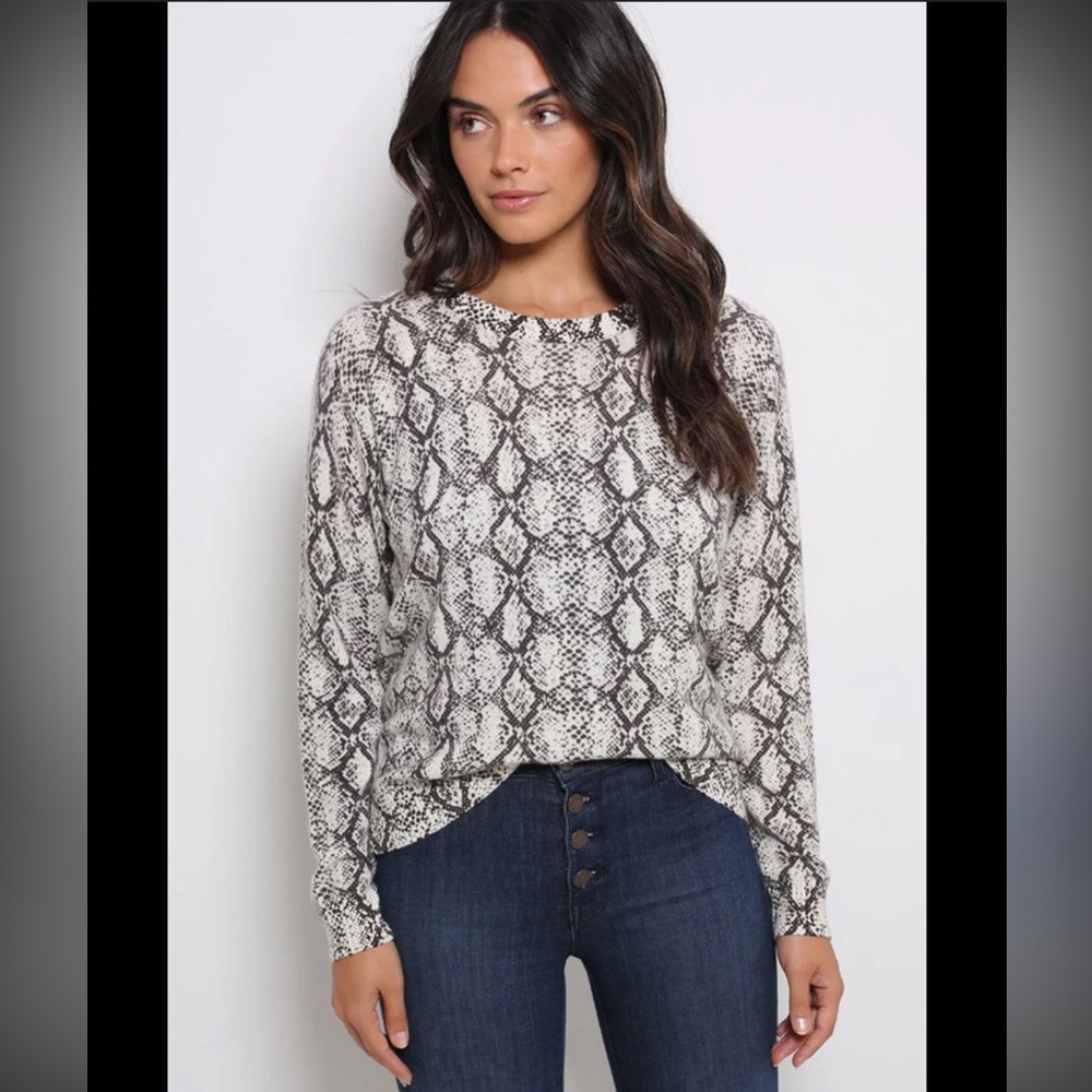 Gilli Snakeskin Print Pullover Hoodie in Cream and Black
